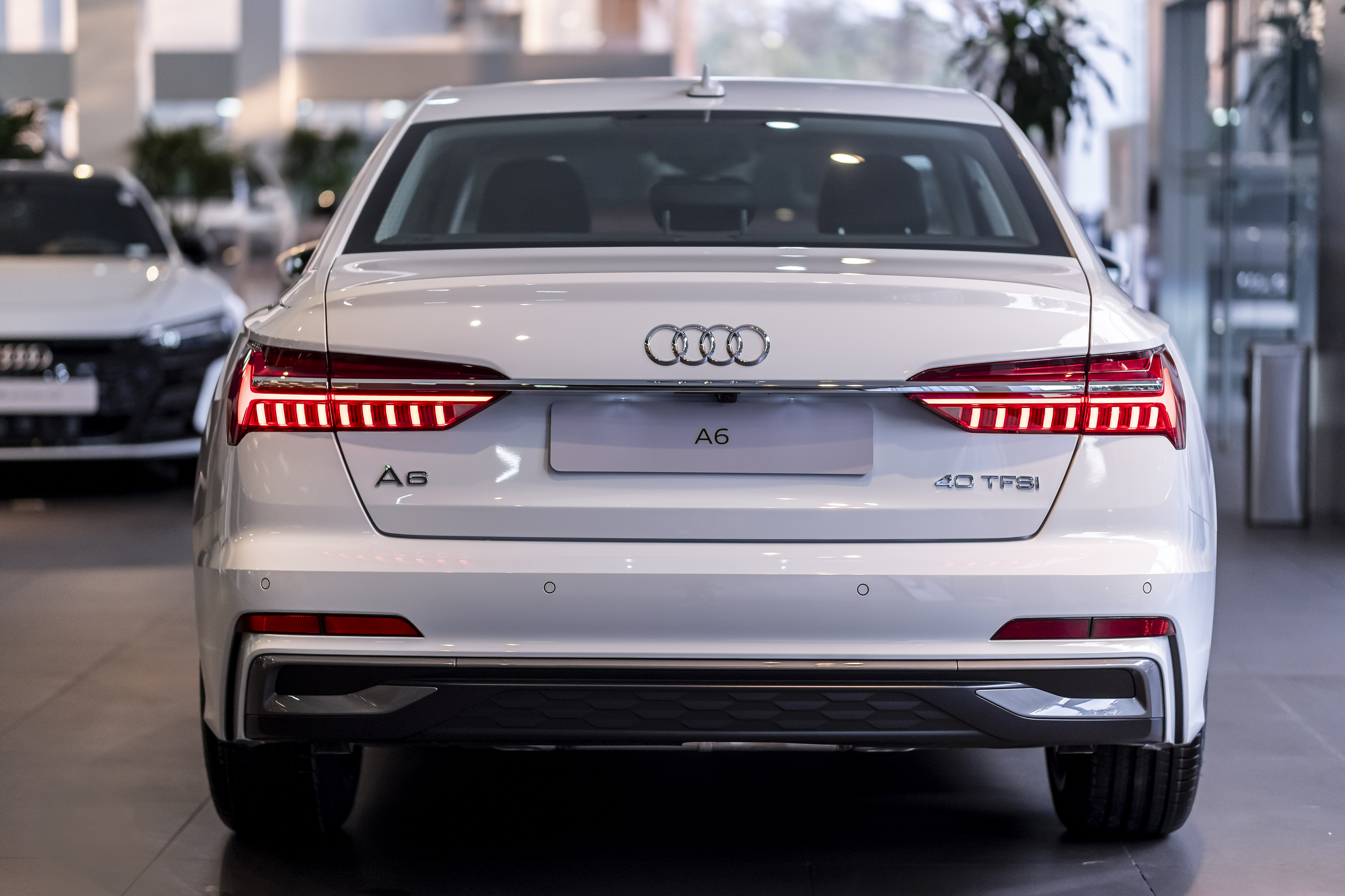 audi-a6-duoi-xe